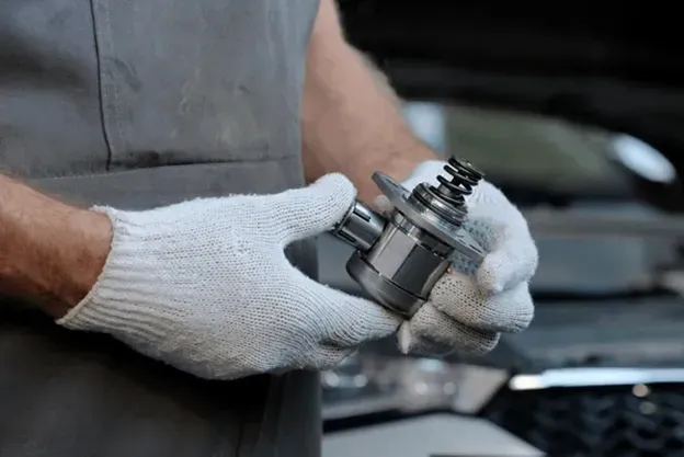 روشهای تست خرابی پمپ بنزین، علائم خرابی و زمان مناسب تعویض آن برای حفظ عملکرد بهینه خودرو را میآموزید.