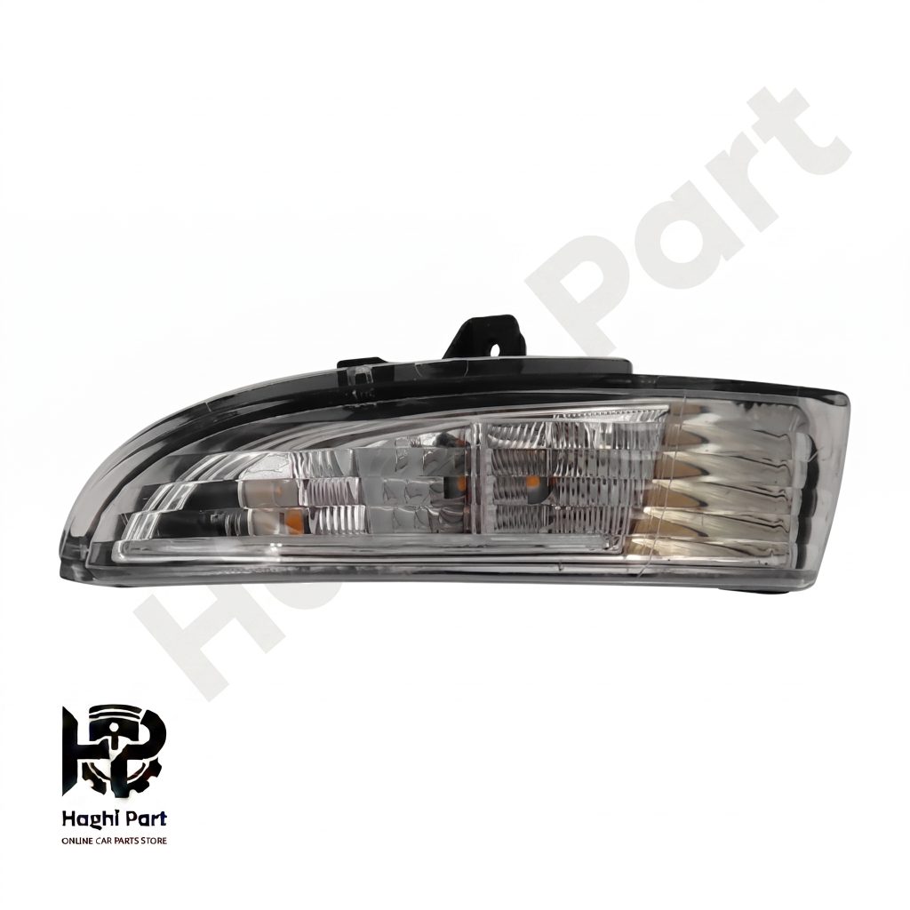 سدان اقتصادی و محبوب جک J4 (JAC J4) به عنوان یکی از خودروهای پرفروش کرمان موتور، از طراحی بدنه مدرن و آینه‌های جانبی کاربردی بهره می‌برد. یکی از قطعات حیاتی در سیستم روشنایی و ایمنی جانبی این خودرو، راهنمای آینه چپ جک J4 است. این چراغ که روی آینه جانبی سمت راننده قرار دارد، وظیفه دارد هرگونه تغییر مسیر، سبقت یا گردش به سمت چپ را به صورت شفاف به سایر رانندگان و عابران پیاده هشدار دهد. از آنجا که سمت چپ خودرو محل اصلی سبقت‌گیری است و آینه جانبی بیرونی‌ترین بخش بدنه سمت راننده محسوب می‌شود، امکان برخورد آن در ترافیک‌های شهری، معابر کم‌عرض یا هنگام پارک وجود دارد. شکستگی طلق یا سوختن LEDهای چراغ آینه چپ اتفاقی شایع است که تعویض به موقع آن، نه‌تنها ایمنی رانندگی شما را تضمین می‌کند، بلکه استایل شیک و فابریک جک J4 شما را بازمی‌گرداند. مشخصات و ویژگی‌های راهنمای آینه چپ جک J4 راهنمای آینه سمت چپ جک J4 مطابق با استانداردهای فابریک کمپانی سازنده (JAC / کرمان موتور) طراحی و تولید شده است: طراحی کاملاً فابریک (OEM): این قطعه بر اساس قالب‌گیری دقیق آینه سمت چپ جک J4 ساخته شده و بدون نیاز به هیچ‌گونه تغییر، برش‌کاری یا سیم‌کشی اضافه به‌راحتی در محل خود فیکس می‌شود. نوردهی شفاف با دیودهای LED پرقدرت: بهره‌گیری از LEDهای باکیفیت و کم‌مصرف باعث ایجاد نوری یکدست، شفاف و کاملاً مشخص در کلیه شرایط جوی (نور مستقیم آفتاب، تاریکی شب، باران و مه) می‌شود. طلق مقاوم و ضد زردی: طلق رویی قطعه از جنس پلی‌کربنات مرغوب ساخته شده که در برابر اشعه UV آفتاب کدر یا زرد نمی‌شود و در برابر ضربات خفيف مقاومت بالایی دارد. عایق‌بندی کامل و ضدآب (Waterproof): کیت الکترونیکی و بدنه این چراغ به‌صورت کارخانه‌ای عایق‌بندی شده تا از نفوذ آب باران، رطوبت یا آب کارواش به داخل قطعه جلوگیری شود. چرا تعویض راهنمای آینه سمت راننده جک J4 اهمیت دارد؟ بی‌توجهی به آسیب‌دیدگی چراغ راهنمای آینه چپ می‌تواند تبعات زیر را به همراه داشته باشد: کاهش ایمنی در سبقت و تغییر خط: سمت چپ خودرو حساس‌ترین زاویه در سبقت‌گیری است. عدم عملکرد راهنمای آینه، رانندگان مجاور در زاویه کور را از تصمیم شما بی‌خبر گذاشته و خطر تصادف را افزایش می‌دهد. پیشگیری از آسیب به موتور برقی آینه: در صورت شکستگی طلق راهنما، آب به داخل مجموعه آینه نفوذ کرده و می‌تواند باعث سوختن موتور تنظیم شیشه آینه یا سیستم گرم‌کن شود. قبولی در معاینه فنی: سلامتی تمامی چراغ‌های راهنما و هشداردهنده جانبی از الزامات اصلی اخذ تاییدیه معاینه فنی است. حفظ جذابیت بصری خودرو: وجود چراغ شکسته یا خاموش روی آینه سدان زیبایی مثل جک J4، جلوه بصری آن را نامطلوب می‌کند. علائم خرابی راهنمای آینه چپ جک J4 خاموش شدن تمام یا بخشی از LEDها: نشانه پایان عمر مفید دیودها یا آسیب به مدار برقی. چشمک زدن سریع و غیرعادی: ناشی از قطعی در سوکت ورودی یا نوسانات ولتاژ. شکستگی یا ترک‌خوردگی طلق رویی: بر اثر برخورد با آینه خودروهای دیگر یا پارک نامناسب. تجمع قطرات آب یا بخار در داخل چراغ: نشان‌دهنده شکستن چسب عایق‌بندی و نفوذ رطوبت به داخل مجموعه. راهنمای گام‌به‌گام تعویض چراغ آینه چپ جک J4 نکته ایمنی: قبل از شروع کار، سوئیچ خودرو را ببندید تا خطری متوجه سیستم برقی نشود. جدا کردن قاب آینه: با استفاده از ابزار پلاستیکی مخصوص (کاردک نرم)، قاب رنگی پشتی آینه سمت چپ را به آرامی و بدون فشار ناگهانی آزاد کنید. باز کردن پیچ‌های راهنما: پیچ‌های کوچک نگه‌دارنده چراغ راهنما روی بدنه اصلی آینه را باز کنید. قطع سوکت برق: ضامن سوکت اتصال برق راهنمای قدیمی را فشار داده و آن را با احتیاط جدا کنید. نصب قطعه جدید: سوکت را به راهنمای آینه چپ جک J4 جدید متصل کرده، آن را در محل دقیق خود قرار داده و پیچ‌ها را ببندید. تست و بستن قاب: عملکرد راهنما را با زدن راهنمای چپ خودرو تست کنید؛ پس از اطمینان از صحت کارکرد، قاب آینه را در جای خود جا بزنید. چرا خرید لوازم یدکی جک J4 از فروشگاه ما؟ تامین قطعات یدکی اصلی و اورجینال خودروهای جک نیازمند اطمینان از اصالت کالا است: ضمانت اصالت و سلامت فیزیکی کالا: بررسی و تست تمامی قطعات پیش از بسته‌بندی و ارسال. قیمت منصفانه و بی‌واسطه: عرضه مستقیم لوازم یدکی و قطعات بدنه جک J4 با بهترین نرخ بازار. ارسال سریع به سراسر ایران: بسته‌بندی ایمن و ارسال فوری از طریق پست، تیپاکس و باربری. مشاوره تخصصی پیش از خرید: پاسخگویی کارشناسان برای اطمینان از سازگاری کامل قطعه با مدل خودروی شما. سوالات متداول (FAQ) آیا راهنمای آینه جک J4 با جک J5 یا J3 یکسان است؟ خیر، آینه‌های جانبی و راهنمای روی آینه در جک J4 کاملاً از نظر ابعاد و قالب‌گیری با جک J5 و J3 متفاوت بوده و باید قطعه اختصاصی جک J4 تهیه شود. آیا راهنمای سمت راست و چپ جک J4 یکسان هستند؟ خیر، راهنمای آینه چپ (سمت راننده) و راهنمای آینه راست (سمت شاگرد) به دلیل زاویه و قالب قرینه آینه‌ها با یکدیگر متفاوت بوده و قابل جابه‌جایی نیستند. آیا امکان تعویض مجزای طلق روی راهنما وجود دارد؟ خیر؛ این قطعه به صورت یک مجموعه عایق‌بندی شده و پلمپ (کیت کامل LED و طلق) عرضه می‌شود تا از نفوذ آب جلوگیری شود. ثبت سفارش آنلاین اگر چراغ روی آینه چپ خودروی شما دچار آسیب شده است، همین حالا راهنمای آینه چپ جک J4 را با بهترین قیمت و ضمانت اصالت کالا از فروشگاه ما سفارش دهید تا در سریع‌ترین زمان ممکن تحویل بگیرید.