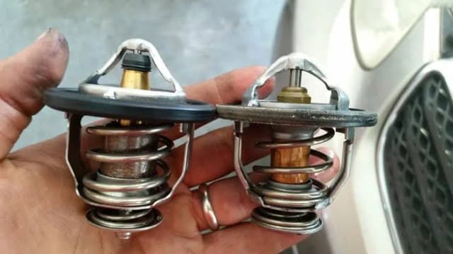 ترموستات چیست و چگونه کار می‌کند؟ علائم خرابی ترموستات خودرو